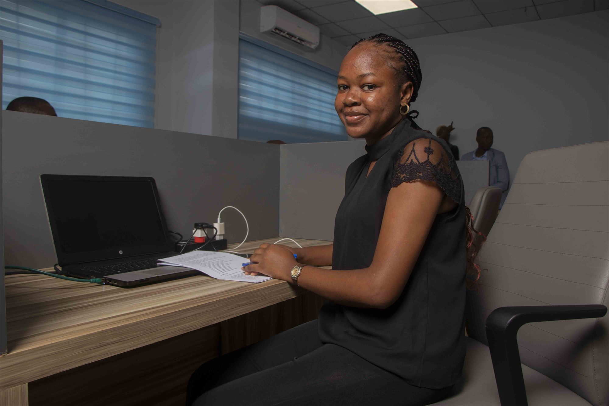 Une collaboratrice de COFIMA International dans l'open space